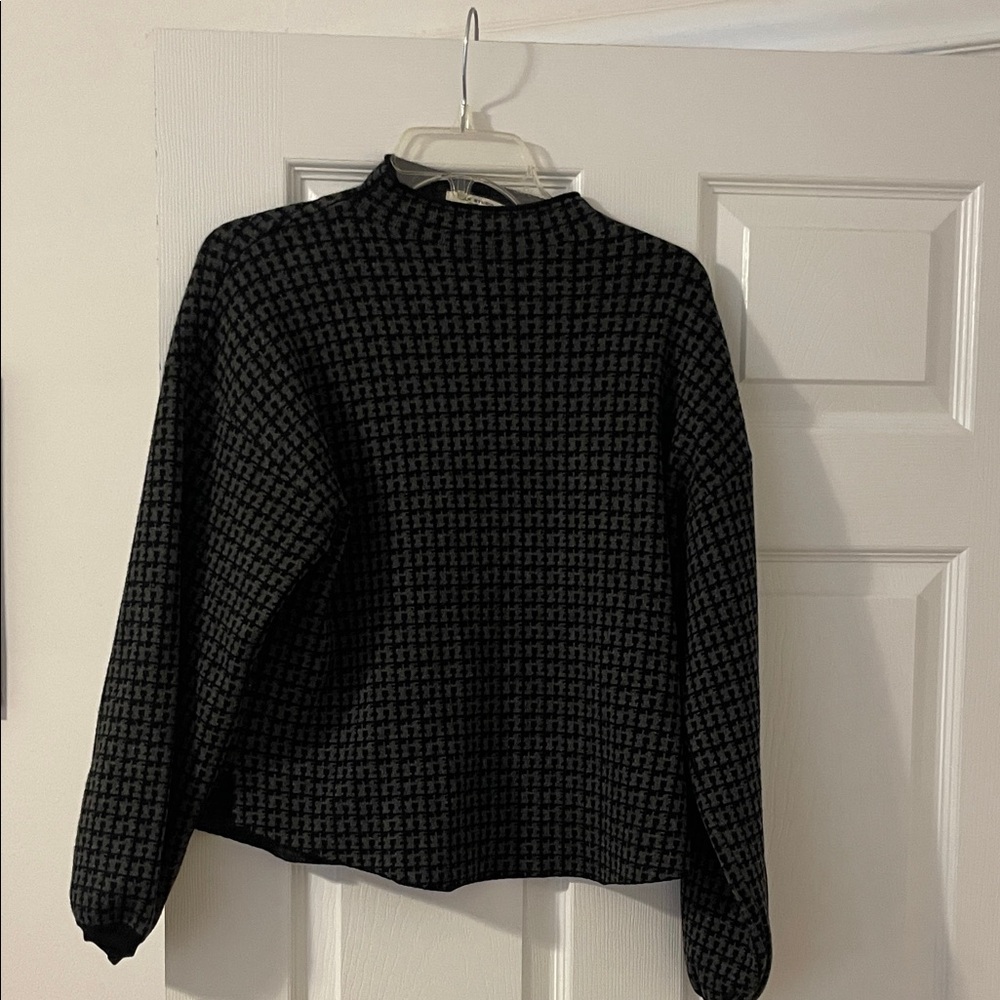 Size Medium Max Studio Black Patterned Mock Neck Sweater